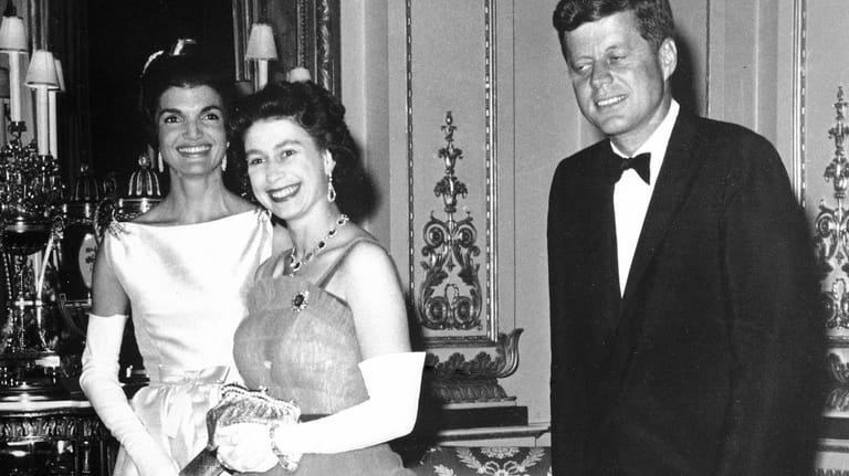 Die Queen und US-Präsident John F. Kennedy bei einem Dinner im Jahr 1961.