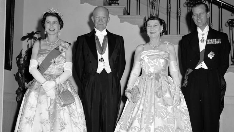 Eine besondere Freundschaft: US-Präsident Dwight Eisenhower (2. v. l.) und die Queen (l.) im Jahr 1957.
