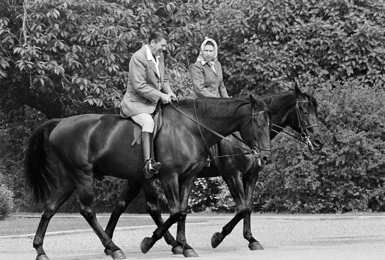 Ronald Reagan und die Queen bei einem Ausritt: Der US-Präsident und die Königin verband im Jahr 1982 die Liebe zu Pferden.