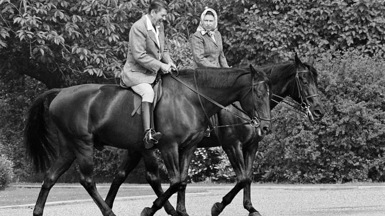Ronald Reagan und die Queen bei einem Ausritt: Der US-Präsident und die Königin verband im Jahr 1982 die Liebe zu Pferden.