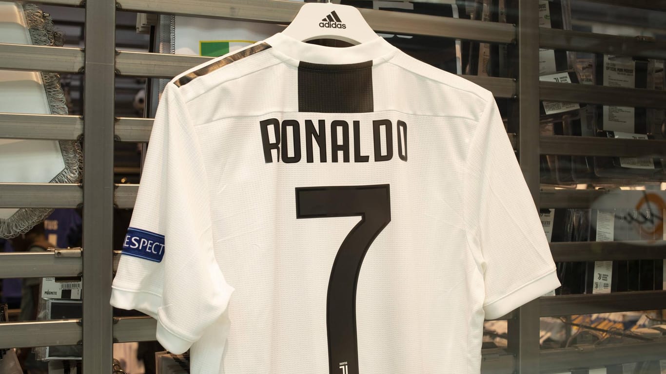 Neuer Verkaufsschlager: Das Trikot von Cristiano Ronaldo im Fanshop von Juventus Turin.