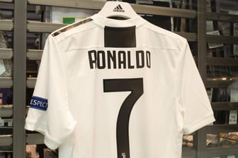 Neuer Verkaufsschlager: Das Trikot von Cristiano Ronaldo im Fanshop von Juventus Turin.