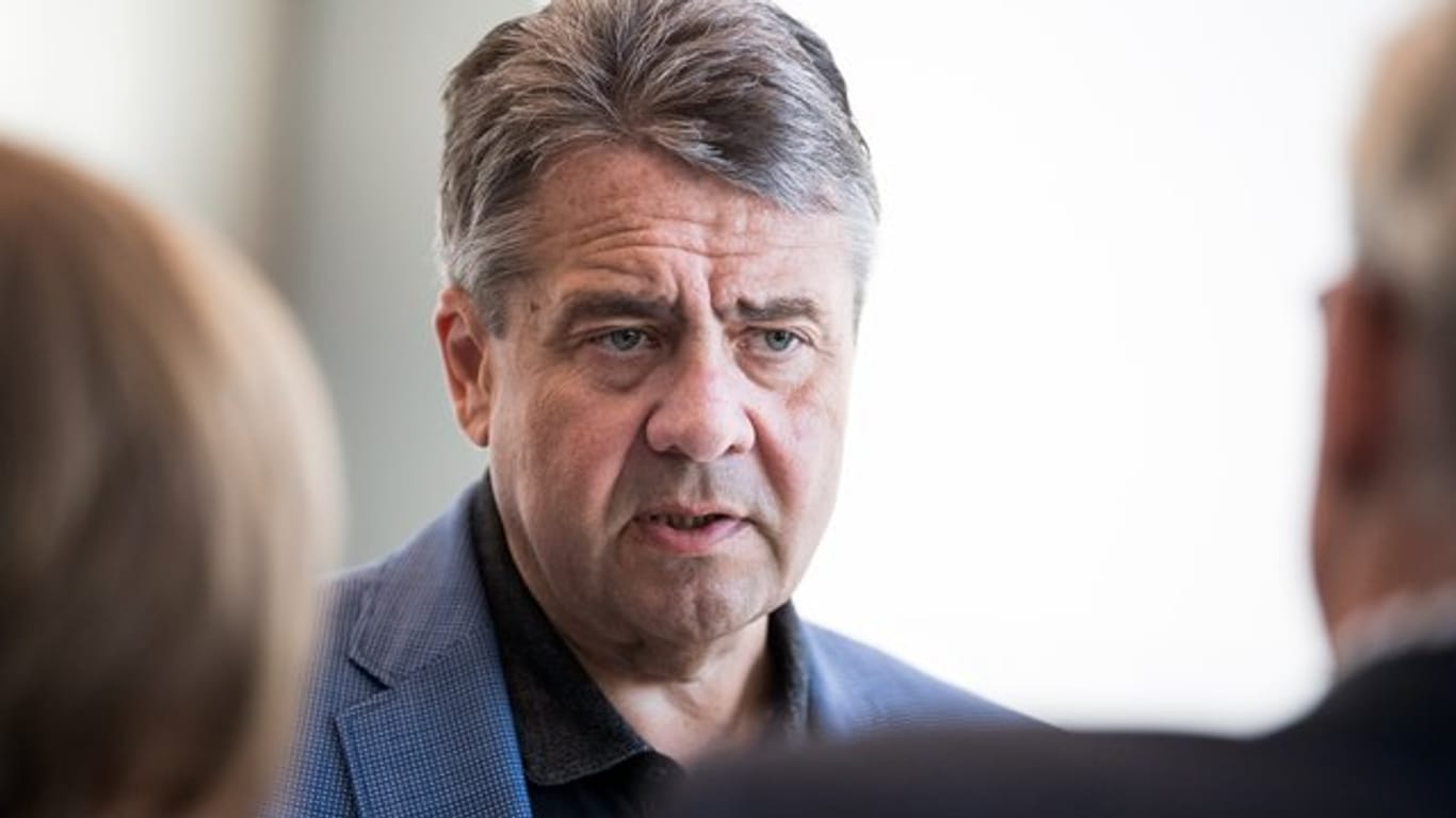 Sigmar Gabriel unterhält sich vor einer Fraktionssitzung der SPD im Bundestag mit Journalisten.
