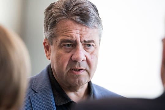 Sigmar Gabriel unterhält sich vor einer Fraktionssitzung der SPD im Bundestag mit Journalisten.