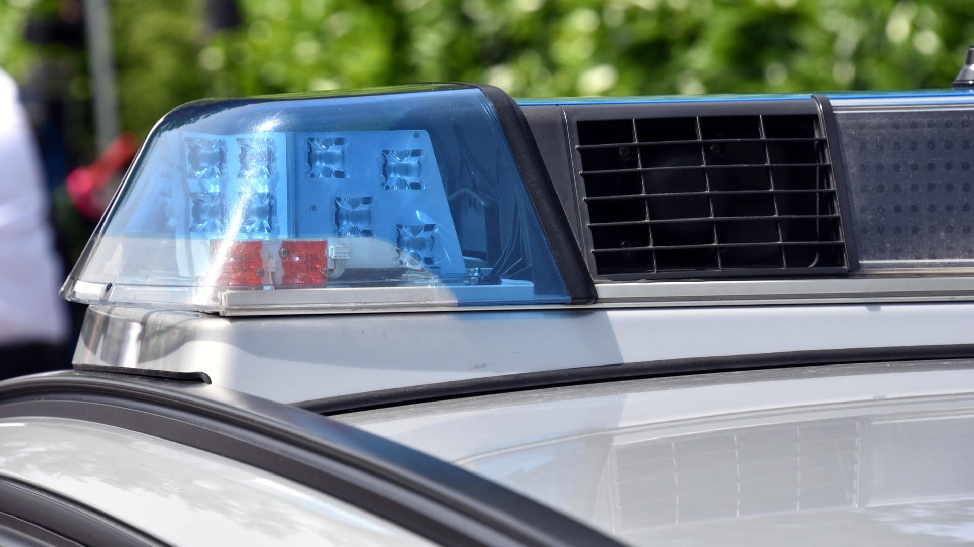 Polizei-Blaulicht: Die Identität der geborgenen Leiche ist bisher unklar. (Symbolbild) Polizei-Blaulicht: Die Identität der geborgenen Leiche ist bisher unklar. (Symbolbild)