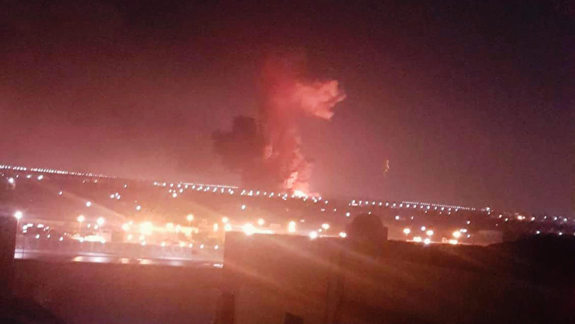 Hohe Flammen über dem Flughafen von Kairo: In einer Chemiefabrik östlich des Airports kam es zu einer Detonation. Hohe Flammen über dem Flughafen von Kairo: In einer Chemiefabrik östlich des Airports kam es zu einer Detonation.