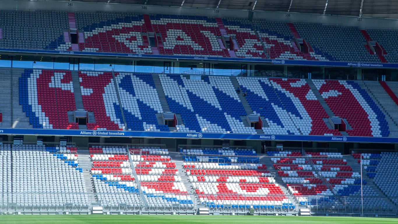 Das Logo des FC Bayern in der Allianz Arena. Von Mintgrün und Lila nichts zu sehen.