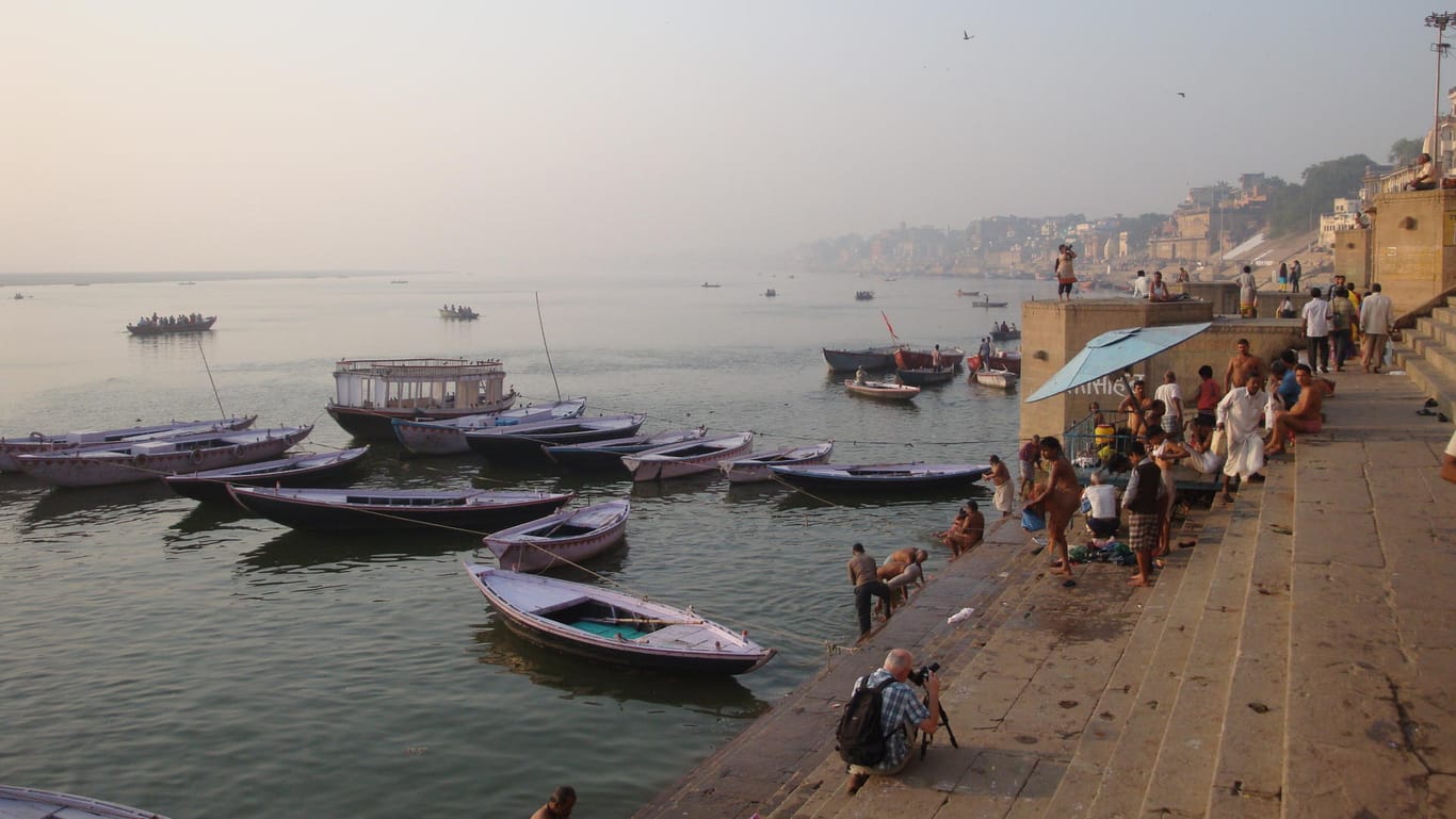 Menschen am Ganges: Auf Reisen werden Touristen in vielen Ländern mit großer Armut konfrontiert. Viele fragen sich, was sie zurückgeben können.
