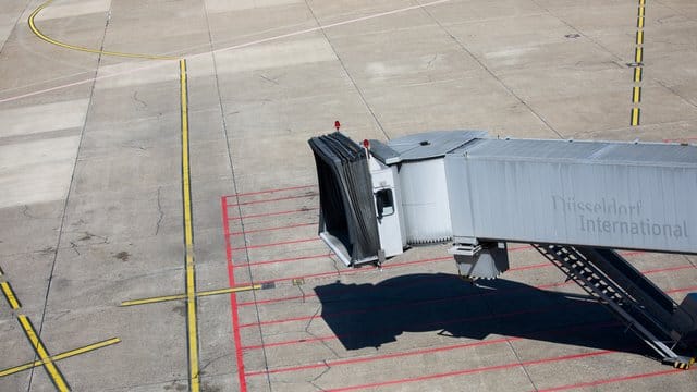 Vom Flughafen Düsseldorf ist der ehemalige Bin-Laden-Leibwächter nach Tunesien geflogen worden. Vom Flughafen Düsseldorf ist der ehemalige Bin-Laden-Leibwächter nach Tunesien geflogen worden.