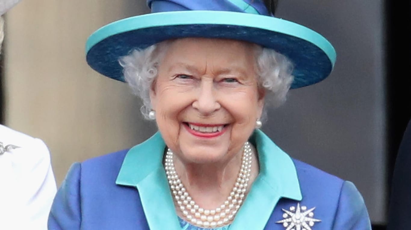 Queen Elizabeth II.: Obenrum blieb der Look der gleiche, nur die Schuhe tauschte sie aus.
