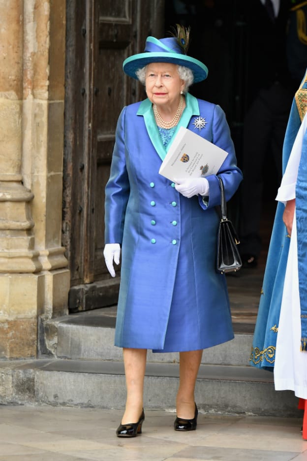 Die Queen verlässt die Westminster Abbey: Hier trägt sie noch glänzende Lackpumps.