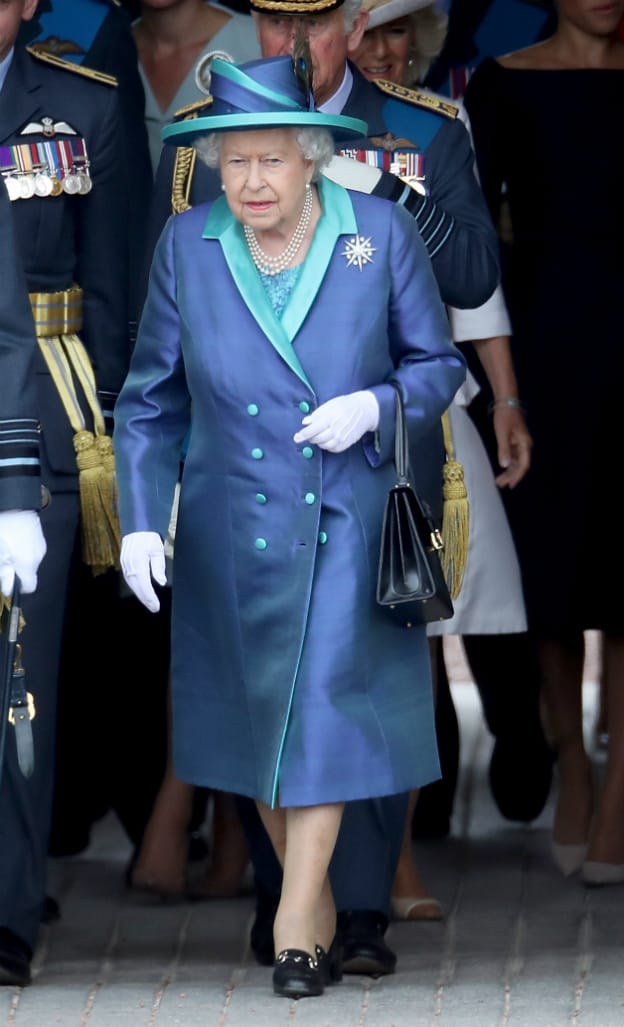 Auf dem Weg zur Enthüllung der neuen Flaggen: Jetzt ist die Queen in ihre Lieblingsschuhe geschlüpft.