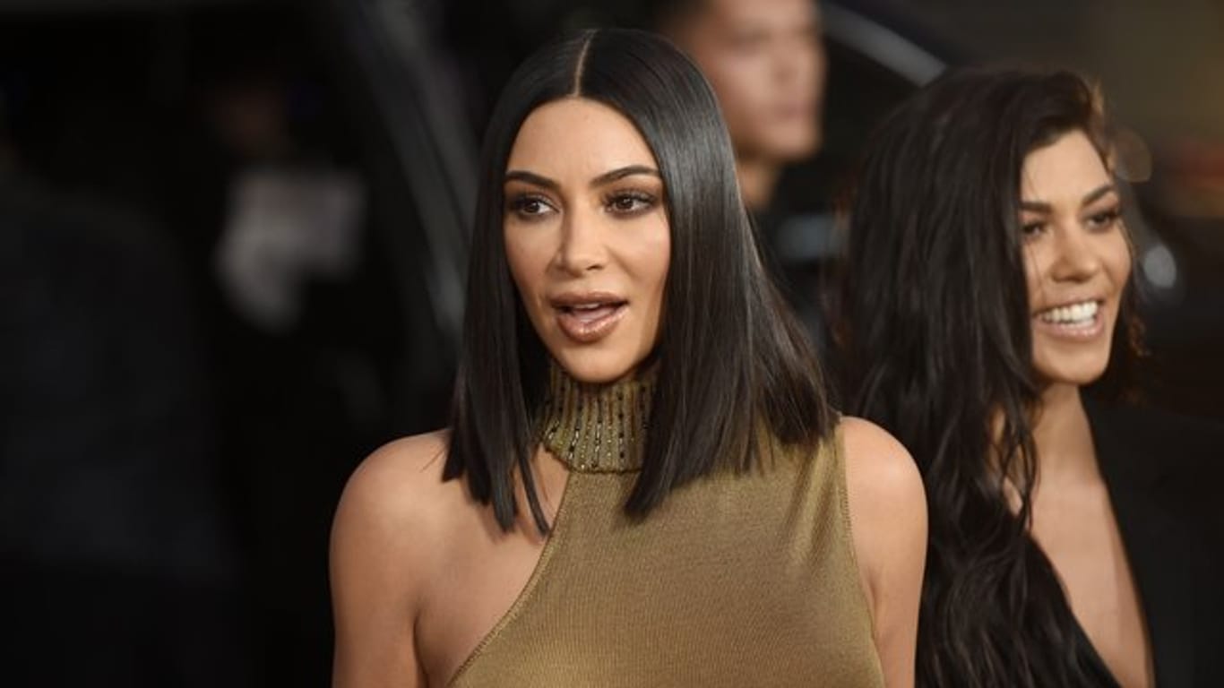 Kim Kardashian West (l) und ihre Schwester Kourtney haben Millionen gescheffelt.