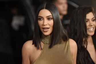 Kim Kardashian West (l) und ihre Schwester Kourtney haben Millionen gescheffelt.