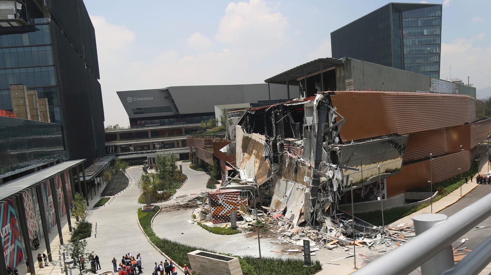 Das Einkaufszentrum in Mexiko City: Videos im Netz zeigen den Einsturz des Gebäudes. Das Einkaufszentrum in Mexiko City: Videos im Netz zeigen den Einsturz des Gebäudes.