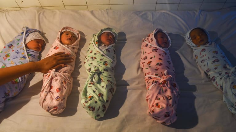 Neugeborene auf einer Säuglingsstation: Zwei Babys wurden vor sechs Jahren in einem Krankenhaus in Hanoi verwechselt (Symbolbild).