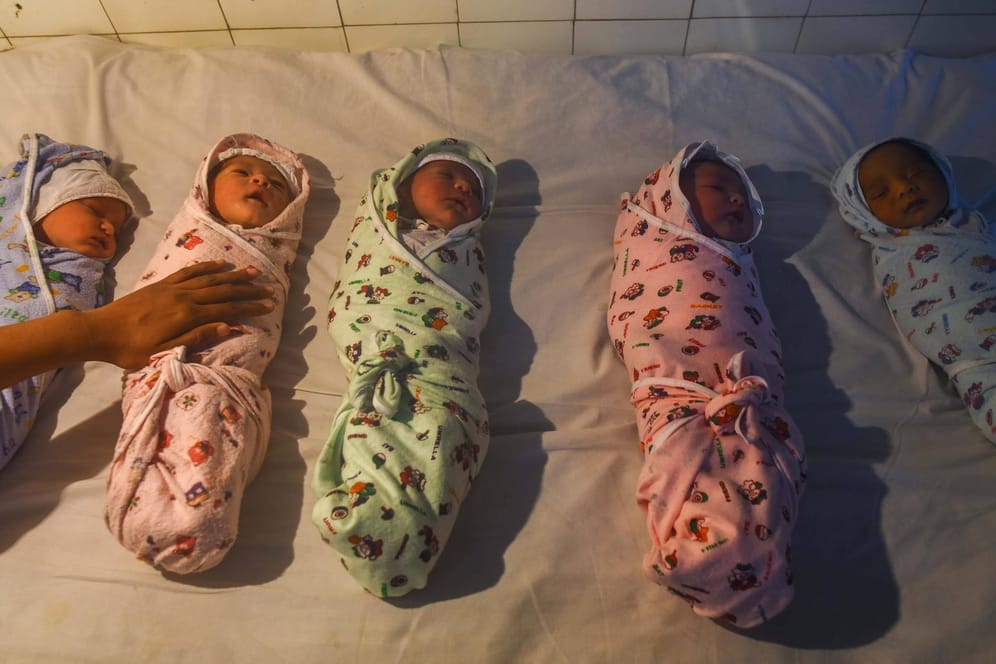 Neugeborene auf einer Säuglingsstation: Zwei Babys wurden vor sechs Jahren in einem Krankenhaus in Hanoi verwechselt (Symbolbild).