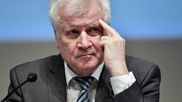 Nach einer Umfrage nimmt die Zustimmung in der Bevölkerung für Innenminister Seehofer (CSU) ab. Nach einer Umfrage nimmt die Zustimmung in der Bevölkerung für Innenminister Seehofer (CSU) ab.