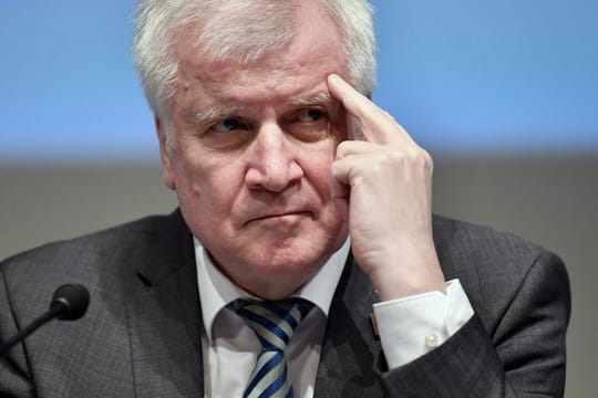 Nach einer Umfrage nimmt die Zustimmung in der Bevölkerung für Innenminister Seehofer (CSU) ab.