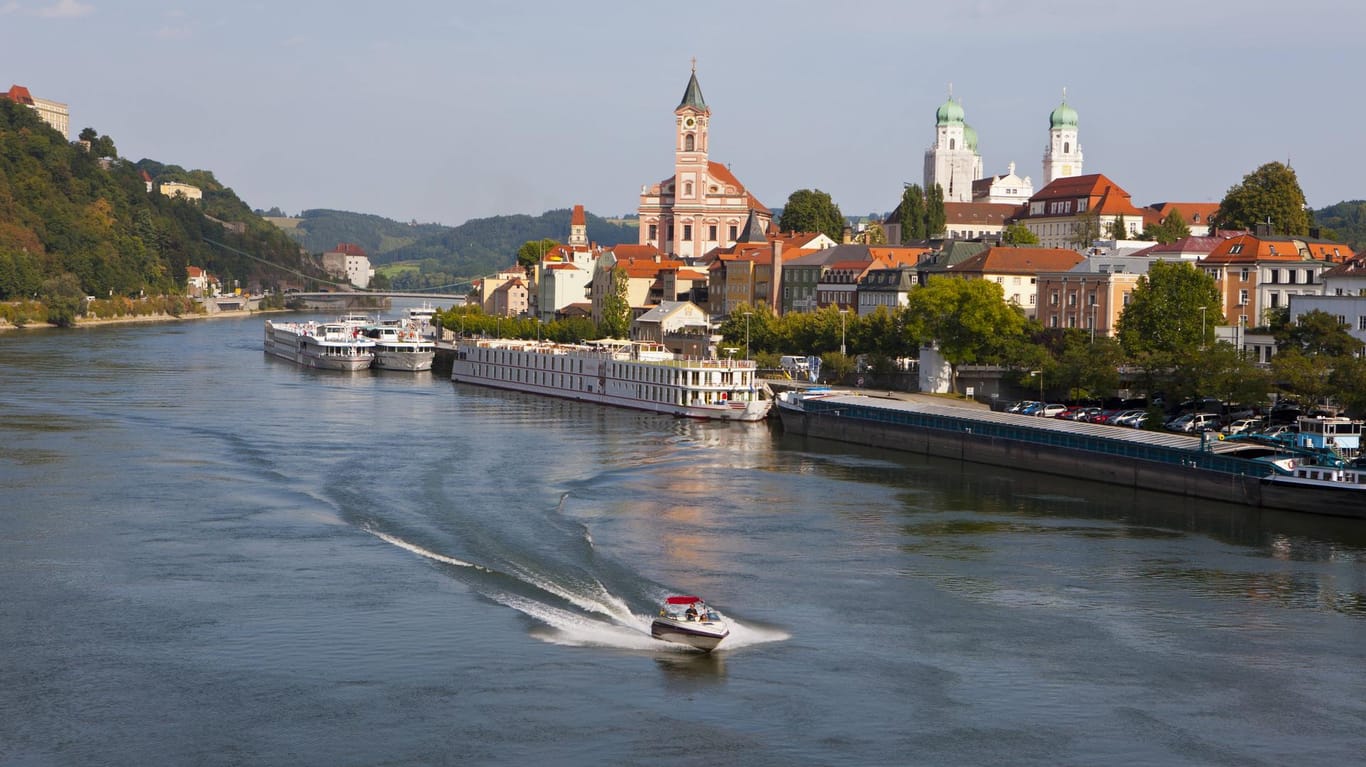 Schiffe auf der Donau in Passau: Sechs Fahrgäste mussten wegen eines Magen-Darm-Infekts ins Krankenhaus. (Archivbild)