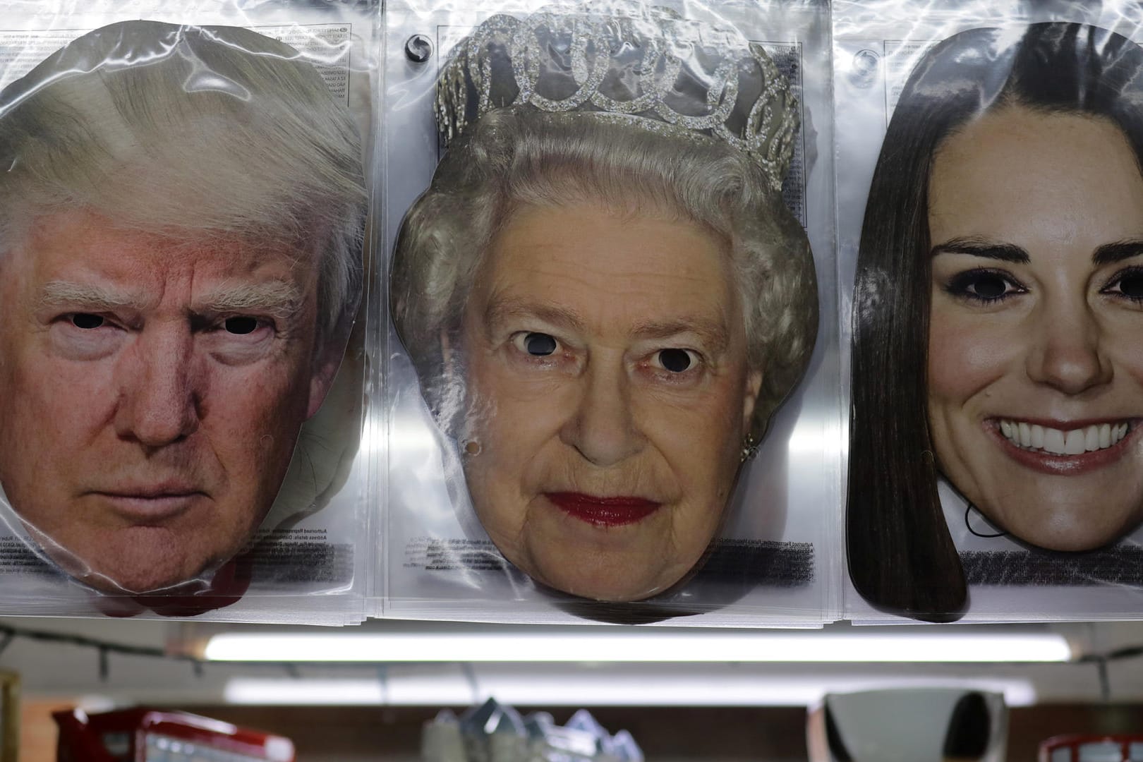 In London werden zum Staatsbesuch von Donald Trump Gesichtsmasken des US-Präsidenten, von Königin Elizabeth II. und Herzogin Meghan zum Verkauf angeboten.