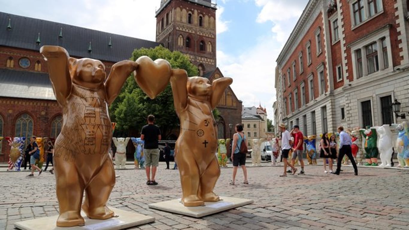 Berliner Buddy-Bären auf dem Domplatz in Riga.
