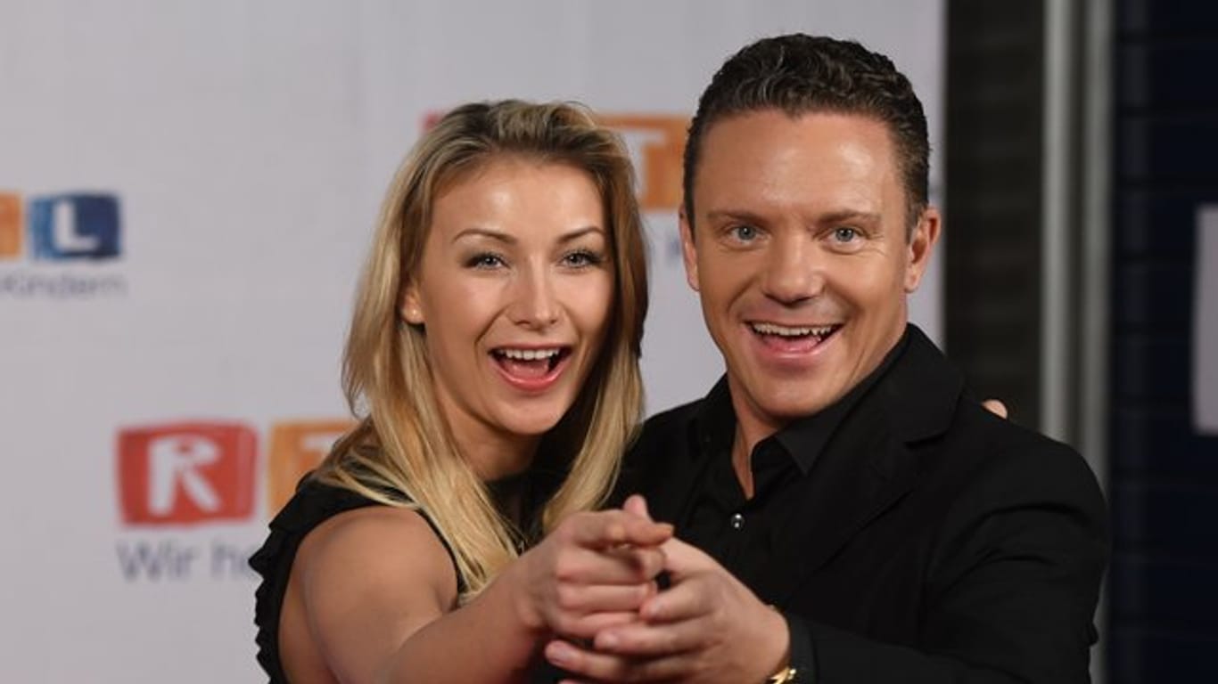 Sängerin Anna-Carina Woitschack (l) und Trompeter Stefan Mross 2017 beim RTL-Spendenmarathon.