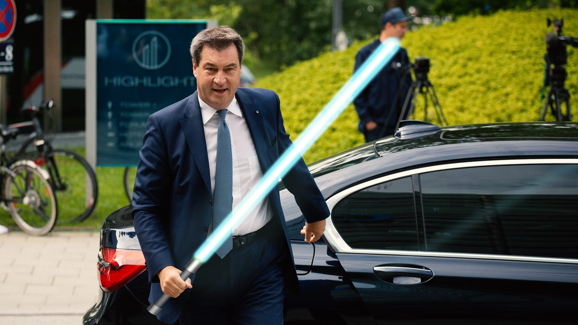 Die Fotomontage zeigt den bayrischen Ministerpräsidenten Markus Söder mit einem Lichtschwert: Söder bekommt laut eigenen Angaben immer Lichtschwerter geschenkt.