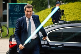 Die Fotomontage zeigt den bayrischen Ministerpräsidenten Markus Söder mit einem Lichtschwert: Söder bekommt laut eigenen Angaben immer Lichtschwerter geschenkt.