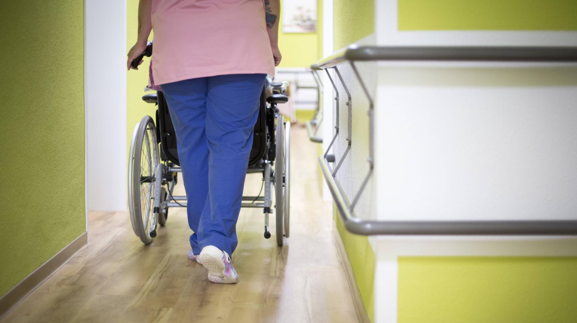 Eine Altenpflegerin schiebt eine Bewohnerin: Die Angeklagte wurde von einer Seniorin beschuldigt, Geld geklaut zu haben. (Symbolbild) Eine Altenpflegerin schiebt eine Bewohnerin: Die Angeklagte wurde von einer Seniorin beschuldigt, Geld geklaut zu haben. (Symbolbild)