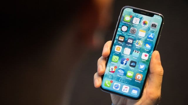 Ein iPhone: Haben zwei iPhone-Nutzer mindestens iOS 11, dann können ihre Handys das WLan-Passwort miteinander teilen.