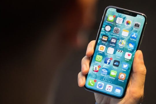 Ein iPhone: Haben zwei iPhone-Nutzer mindestens iOS 11, dann können ihre Handys das WLan-Passwort miteinander teilen.