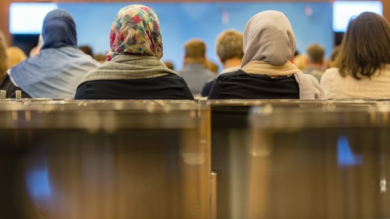Teilnehmerinnen einer Tagung der Deutschen Islamkonferenz in Berlin.
