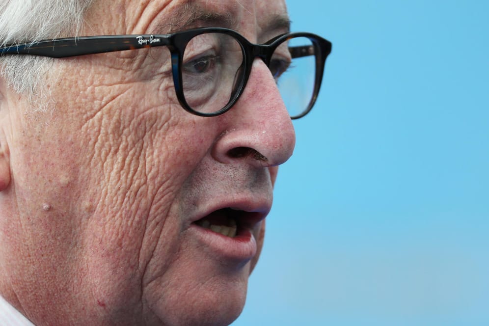 EU-Kommissionspräsident Jean-Claude Juncker beklagt Ischias-Probleme und Spekulationen.