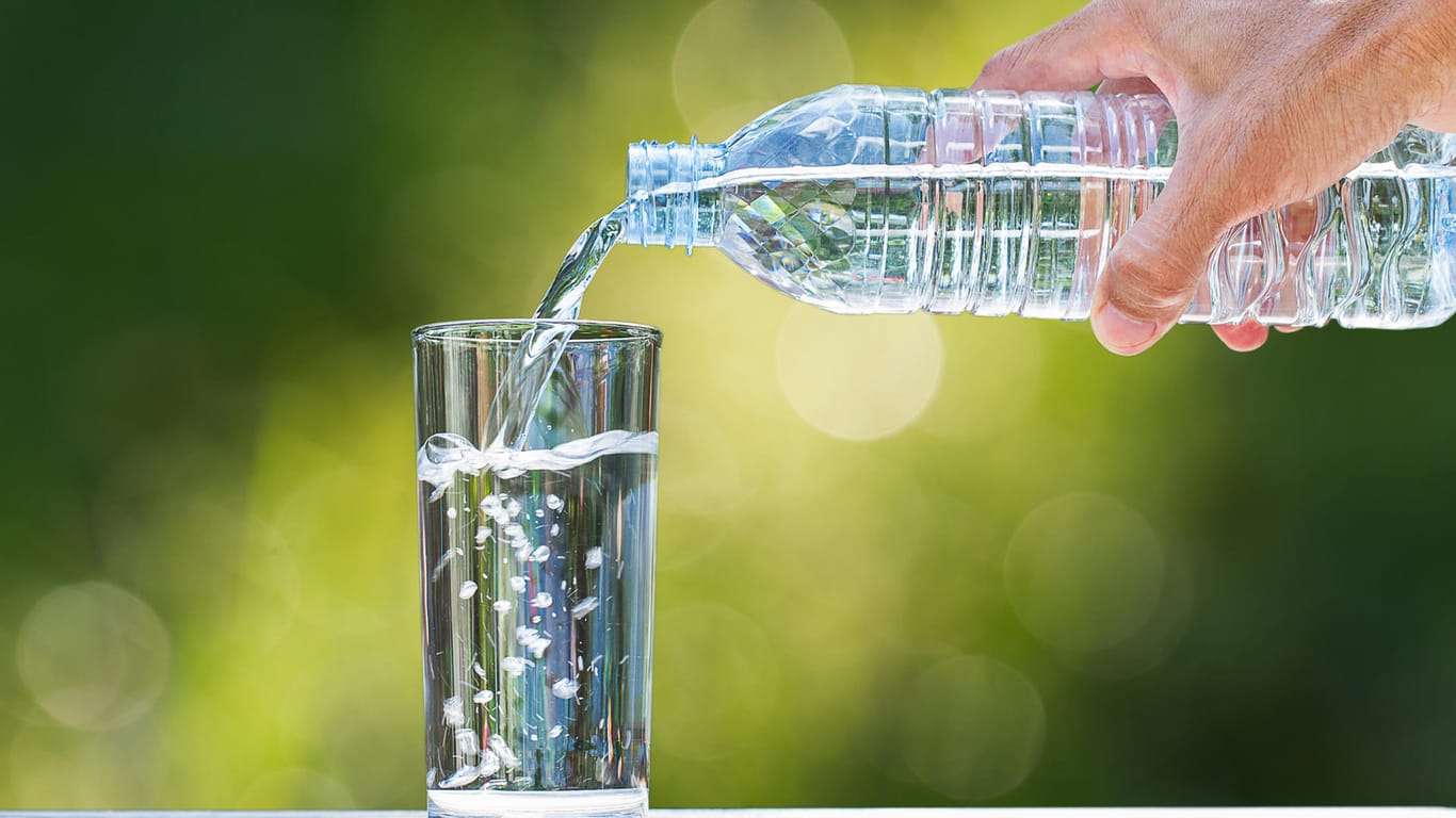 Wasser im Glas: Vittel, eine Gemeinde in den französischen Vogesen, hat eine eigene Quelle – doch die wird von Nestlé für seine Marke Vittel genutzt.