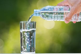 Wasser im Glas: Vittel, eine Gemeinde in den französischen Vogesen, hat eine eigene Quelle – doch die wird von Nestlé für seine Marke Vittel genutzt.