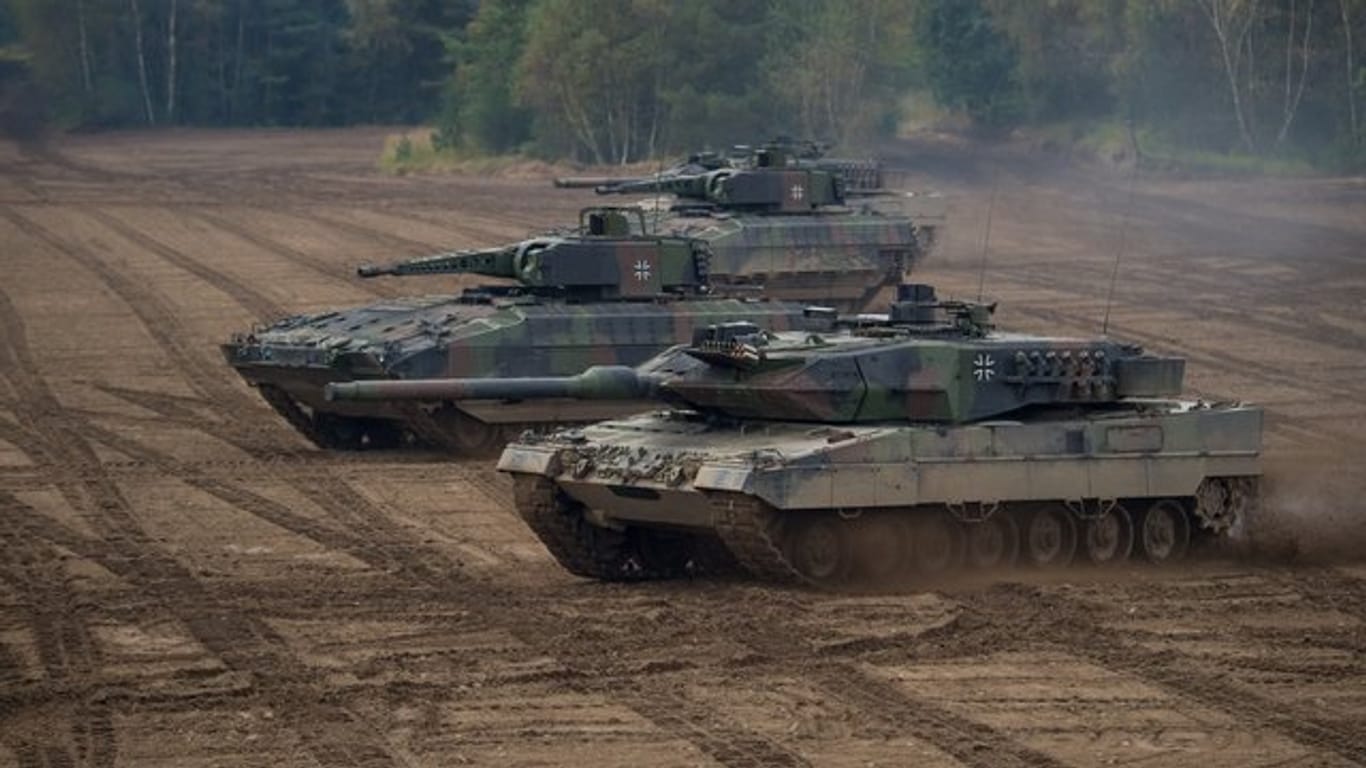 Panzer der Bundeswehr auf einem Truppenübungsplatz bei Munster in Niedersachsen.