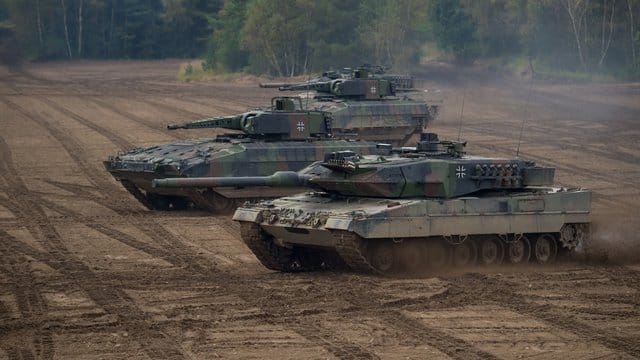 Panzer der Bundeswehr auf einem Truppenübungsplatz bei Munster in Niedersachsen. Panzer der Bundeswehr auf einem Truppenübungsplatz bei Munster in Niedersachsen.