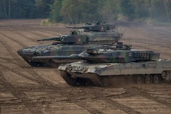 Panzer der Bundeswehr auf einem Truppenübungsplatz bei Munster in Niedersachsen.