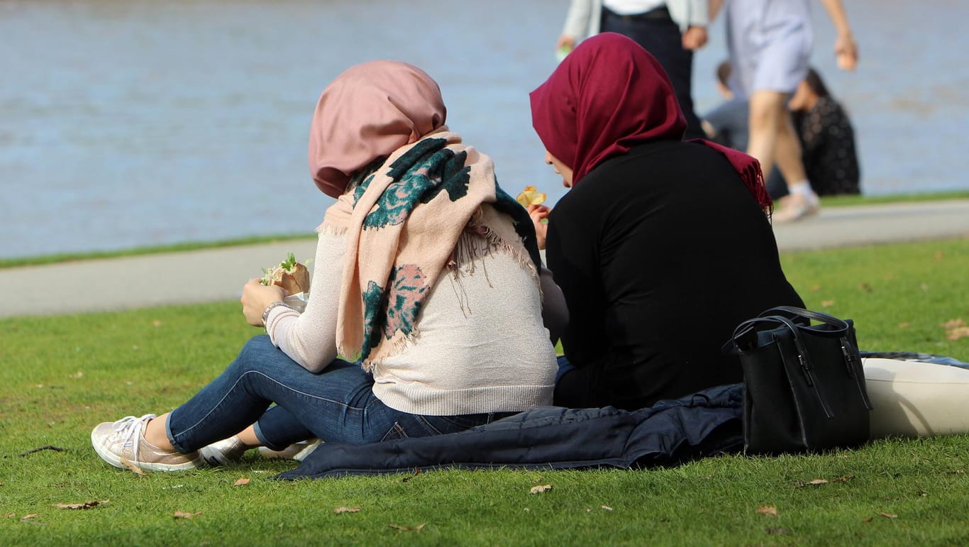 Junge Frauen mit Kopftüchern am Mainufer in Frankfurt: Etwa drei Viertel der in Deutschland lebenden Muslime leben schon sehr lange hier oder wurde hier geboren.