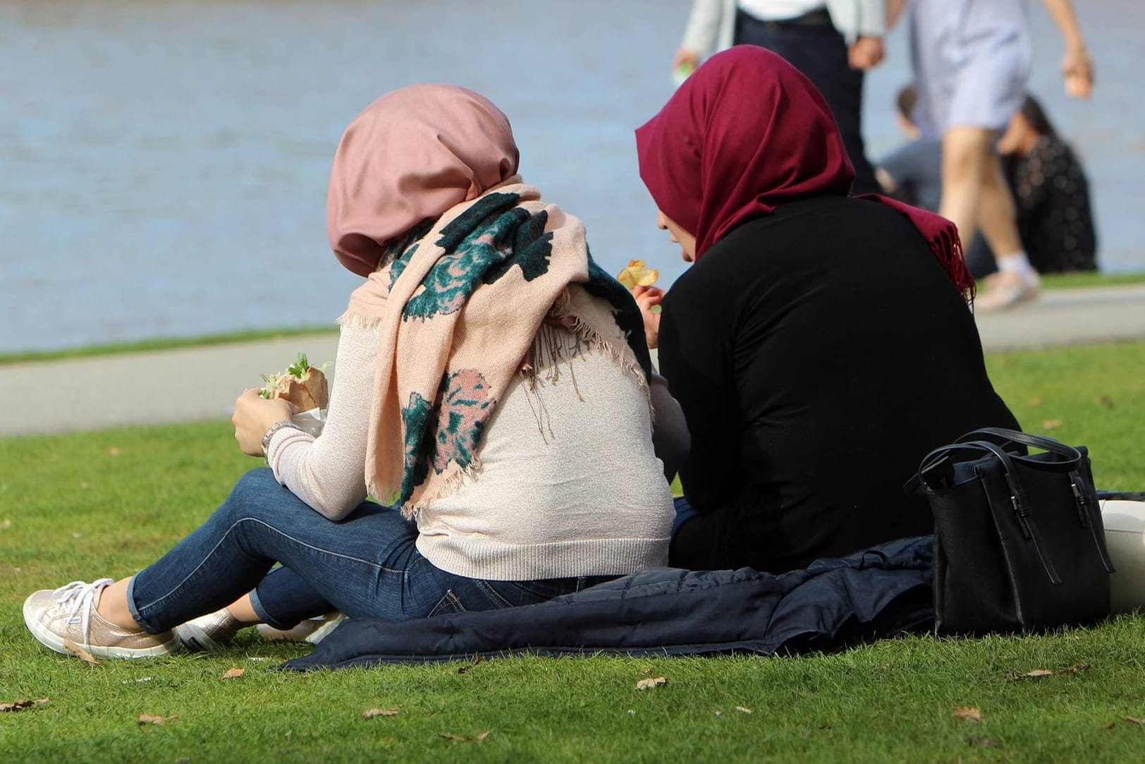 Junge Frauen mit Kopftüchern am Mainufer in Frankfurt: Etwa drei Viertel der in Deutschland lebenden Muslime leben schon sehr lange hier oder wurde hier geboren.