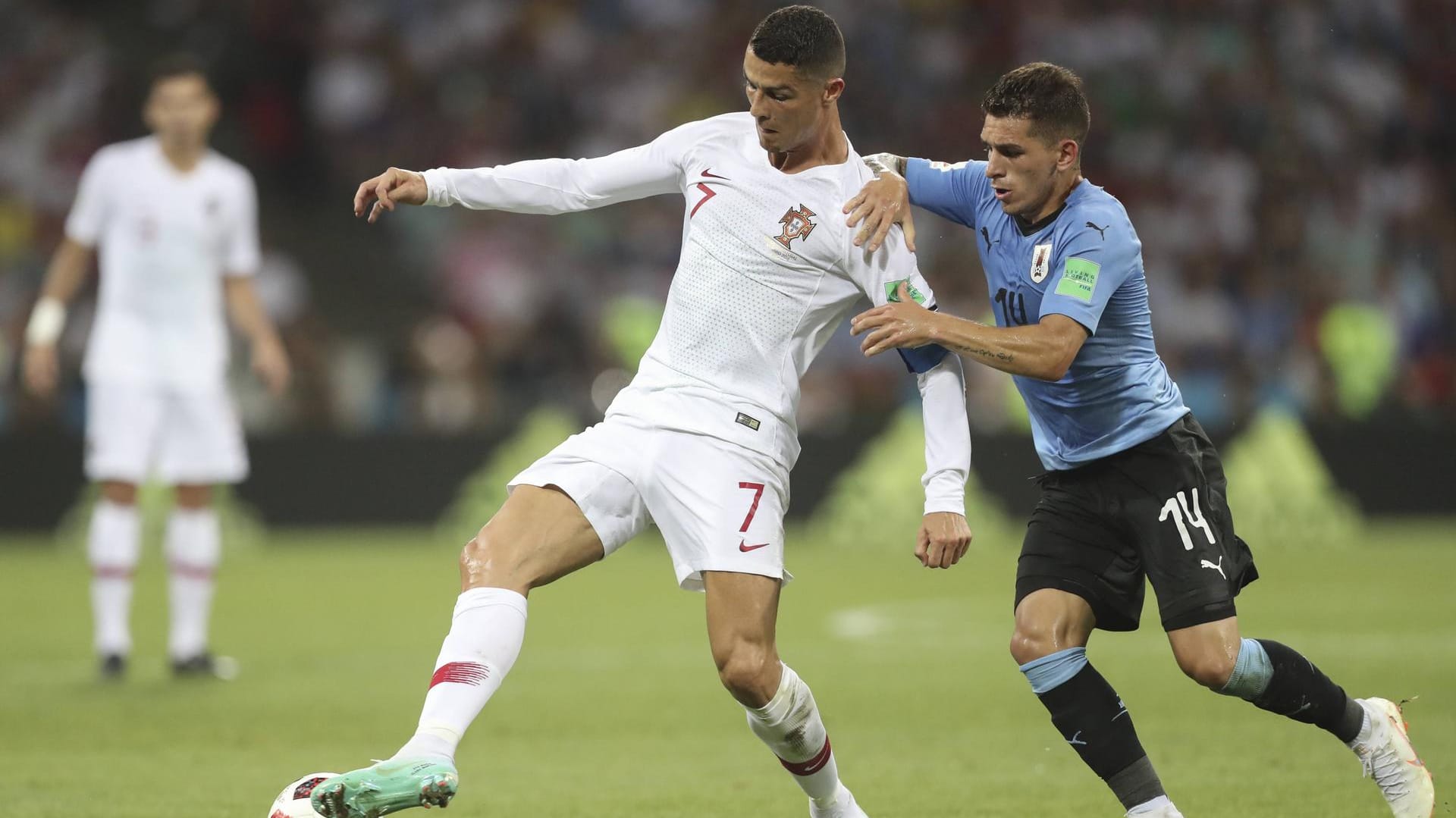 Lucas Torreira (r.) ließ Cristiano Ronaldo keine Minute ungedeckt.