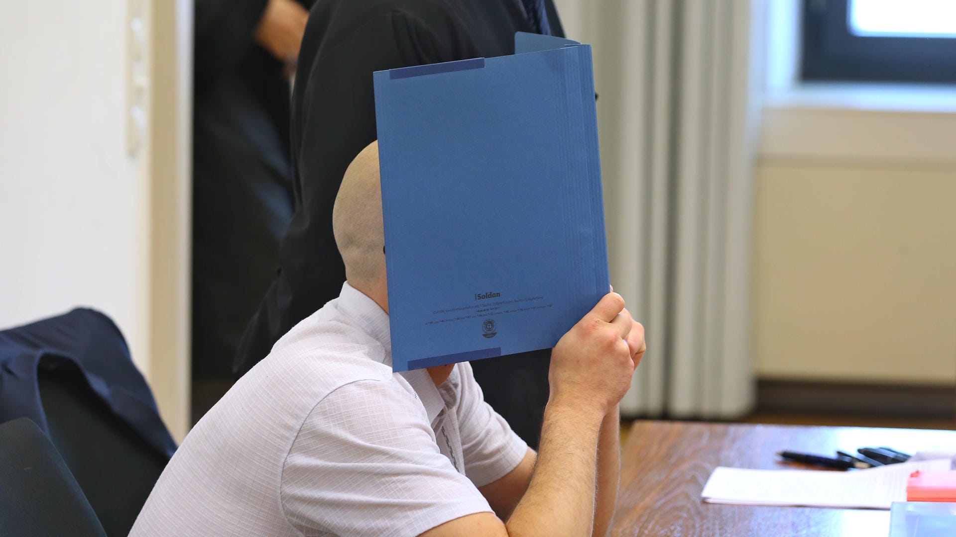 Der Angeklagte sitzt im Landgericht Memmingen: Ein Vater war angeklagt seine kleine Tochter so stark geschüttelt zu haben, dass das Baby erblindete und schwere Hirnschäden davontrug. Der Angeklagte sitzt im Landgericht Memmingen: Ein Vater war angeklagt seine kleine Tochter so stark geschüttelt zu haben, dass das Baby erblindete und schwere Hirnschäden davontrug.