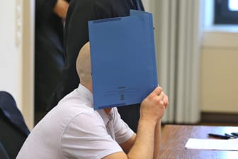 Der Angeklagte sitzt im Landgericht Memmingen: Ein Vater war angeklagt seine kleine Tochter so stark geschüttelt zu haben, dass das Baby erblindete und schwere Hirnschäden davontrug.