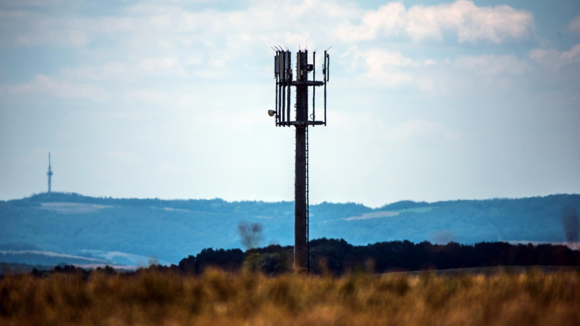 Ein Mobilfunkmast steht auf einer Anhöhe in der Verbandsgemeinde Meisenheim: In Meisenheim ist die Versorgung mit einem schnellen Internetzugang, gerade in den Ortsteilen, teilweise sehr schlecht.