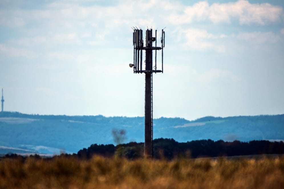 Ein Mobilfunkmast steht auf einer Anhöhe in der Verbandsgemeinde Meisenheim: In Meisenheim ist die Versorgung mit einem schnellen Internetzugang, gerade in den Ortsteilen, teilweise sehr schlecht.