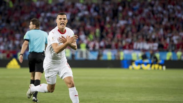 Der Schweizer Granit Xhaka zeigte nach seinem Tor gegen Serbien den albanischen Doppel-Adler. Der Schweizer Granit Xhaka zeigte nach seinem Tor gegen Serbien den albanischen Doppel-Adler.