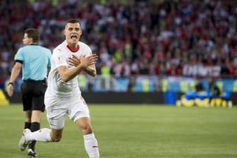 Der Schweizer Granit Xhaka zeigte nach seinem Tor gegen Serbien den albanischen Doppel-Adler.