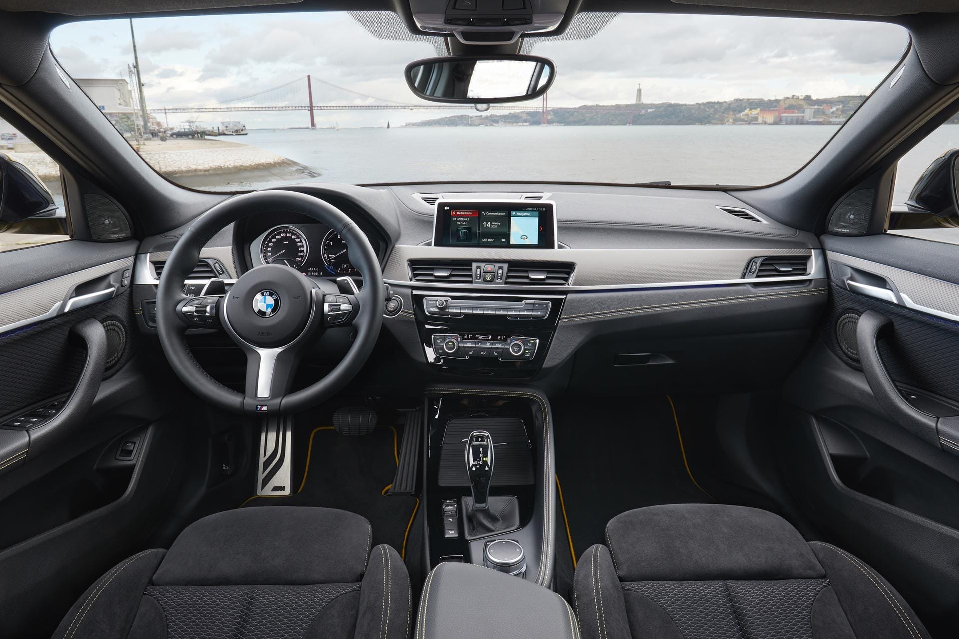 Cickpit des BMW X2: Wer sein Auto individualisieren will, findet in der Preisliste haufenweise Accessoires.