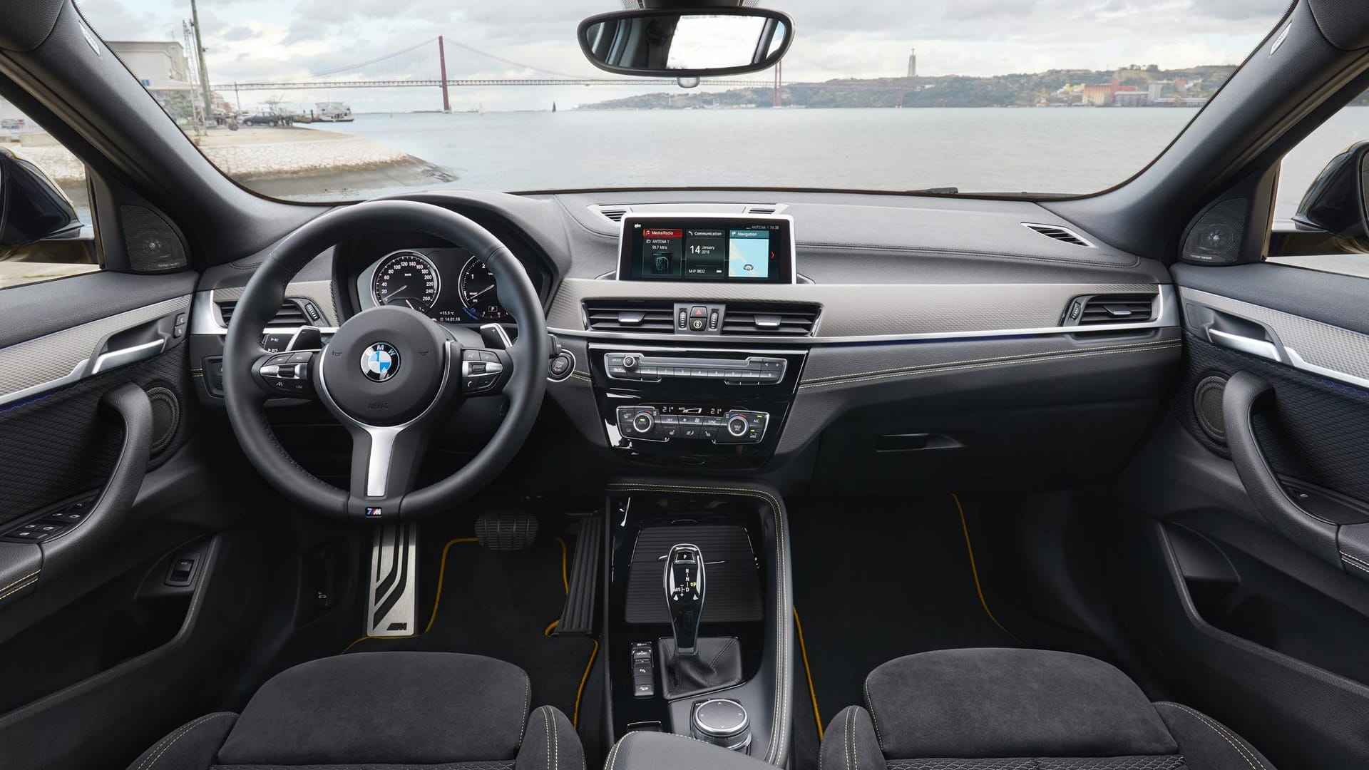 Cickpit des BMW X2: Wer sein Auto individualisieren will, findet in der Preisliste haufenweise Accessoires.